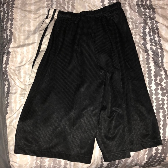 Nike workout shorts - Picture 2 of 3
